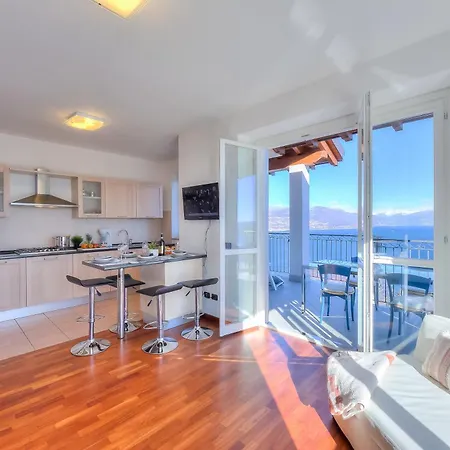 Penthouse The Magnifique View - Happy Апартаменты Стреза